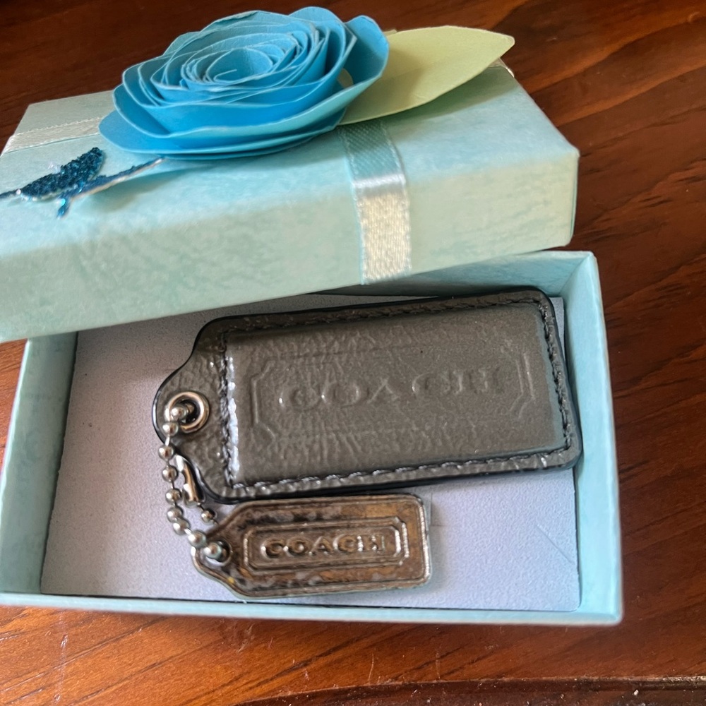 Coach Hangtags in beautiful unbranded gift box - Picture 2 of 3